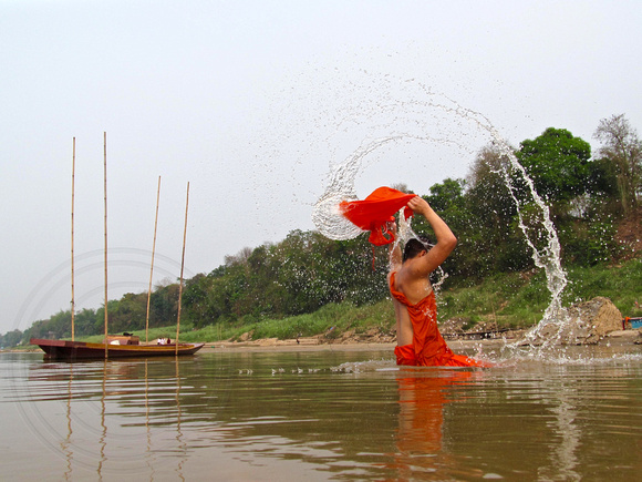 Playing on the Mekong 3_Novice. Mai latanavong