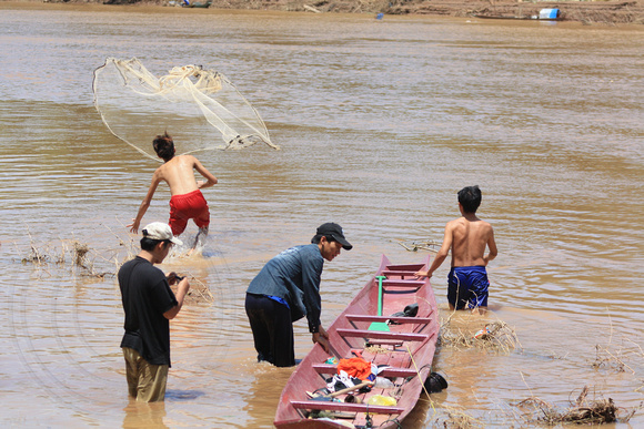 Fishing on the Khan river_vanhxay thor